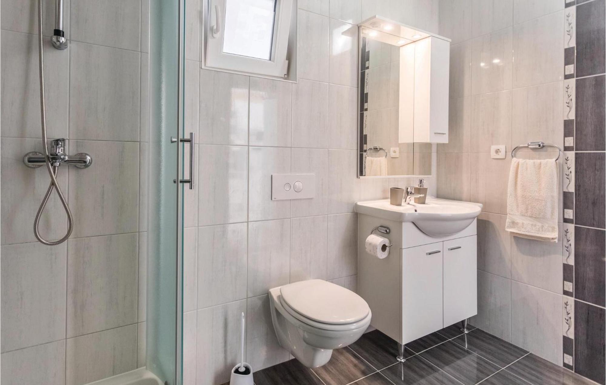 1 Bedroom Lovely Apartment In Komarna Клек Екстер'єр фото