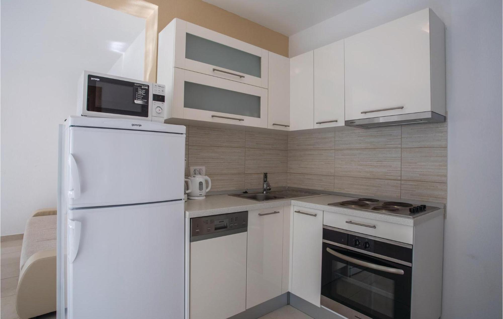 1 Bedroom Lovely Apartment In Komarna Клек Екстер'єр фото