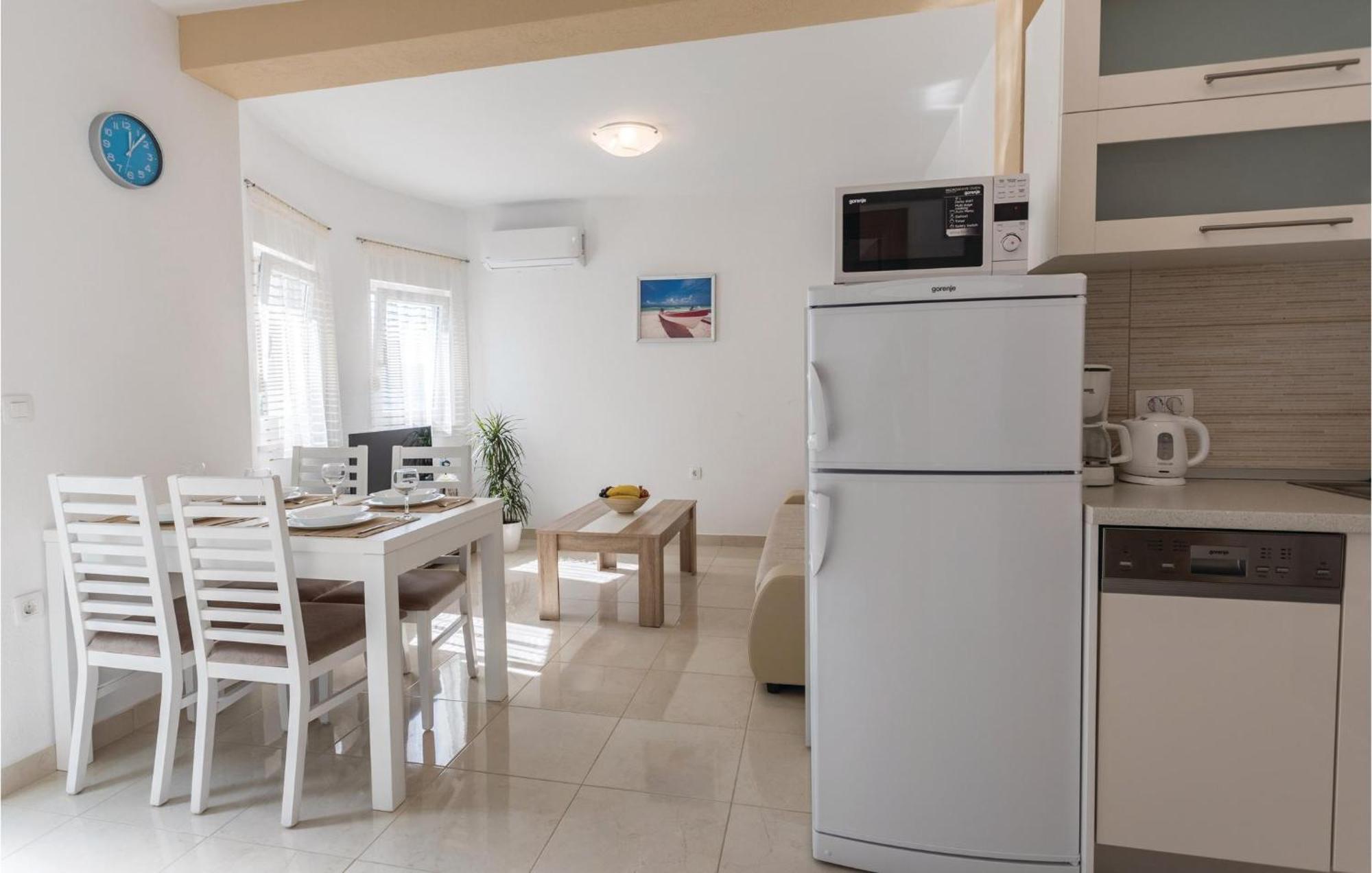 1 Bedroom Lovely Apartment In Komarna Клек Екстер'єр фото