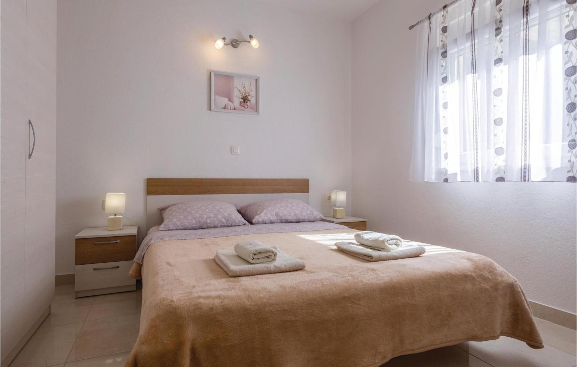 1 Bedroom Lovely Apartment In Komarna Клек Екстер'єр фото