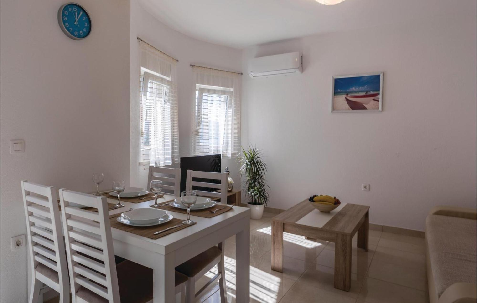 1 Bedroom Lovely Apartment In Komarna Клек Екстер'єр фото
