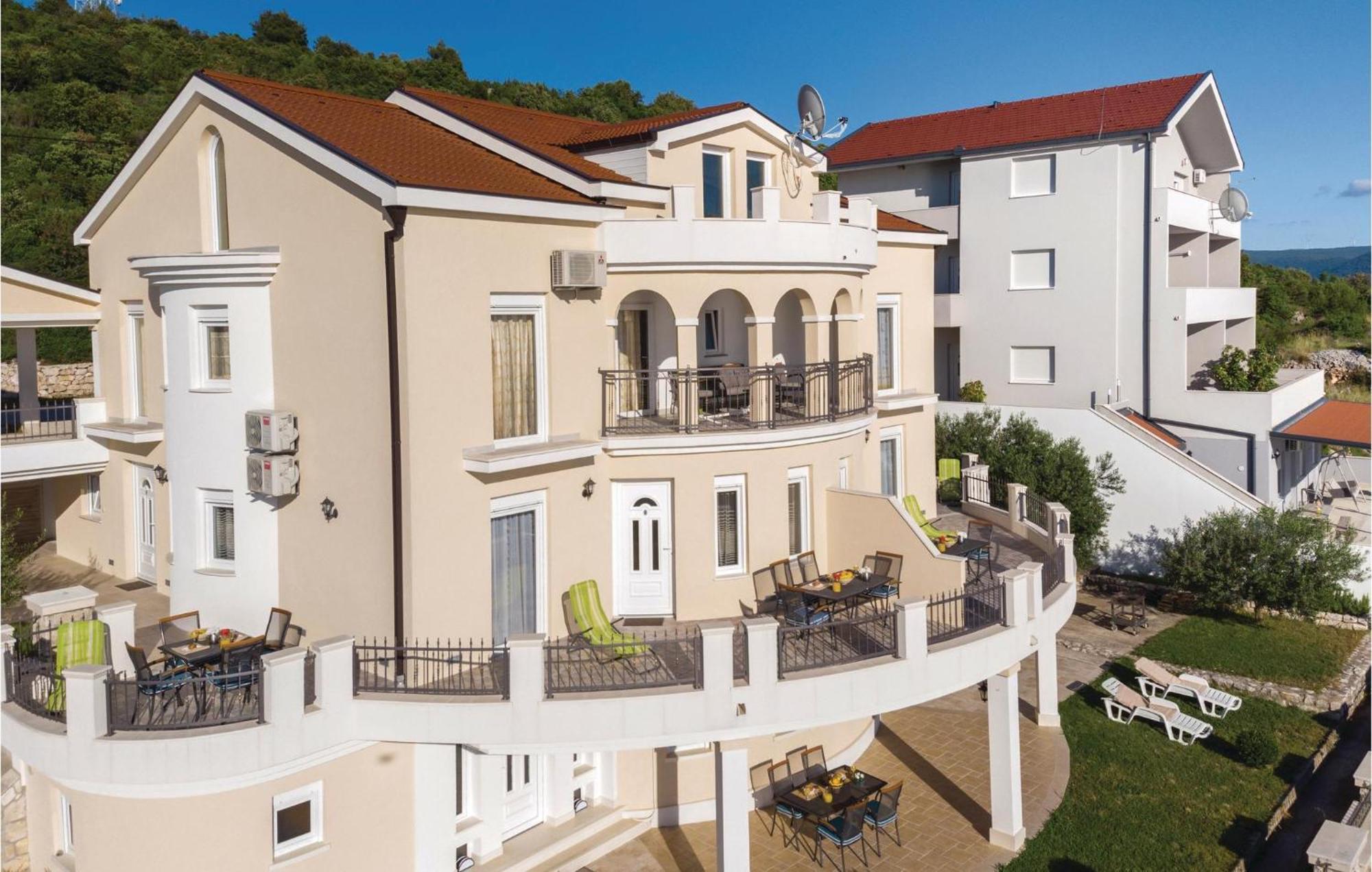 1 Bedroom Lovely Apartment In Komarna Клек Екстер'єр фото