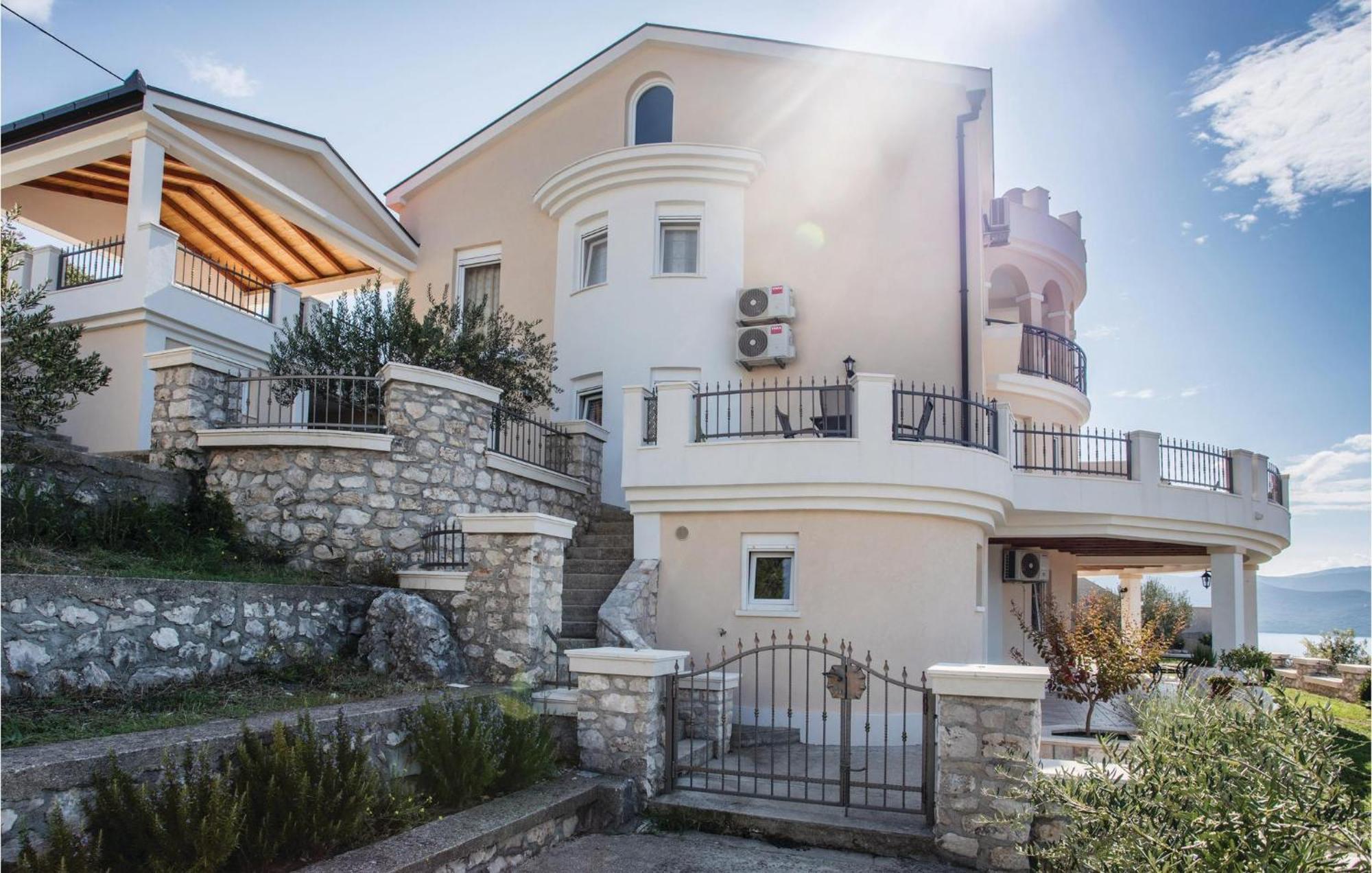 1 Bedroom Lovely Apartment In Komarna Клек Екстер'єр фото